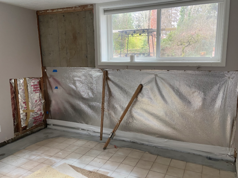 Thermally insulated vapor barrier in finished basement